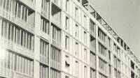 Façade sud, vue d’ensemble avant l’installation des portiques, vers 1955