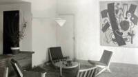 Le salon aménagé avec les chauffeuses "ciseaux" de Pierre Jeanneret,