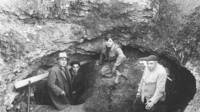 Entrée de la grotte partiellement déblayée. De gauche à droite, Léon Laval, Marcel Ravidat, Jacques Marsal et l'abbé Breuil.
