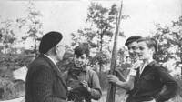 Léon Laval et trois des inventeurs (Jacques Marsal, Marcel Ravidat et Georges Agniel) devant leur campement établi à l'entrée de la grotte pour en assurer le gardiennage