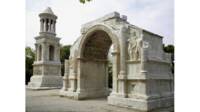 L'arc et le mausolée.
