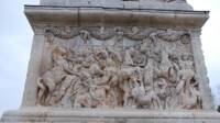 Bas-relief sud du socle du mausolée.