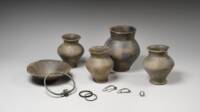 Torque, bracelets, fibules, anneau et vases, Les Grandes-Loges, "Les Mortes vaches" (Marne), IVe siècle avant notre ère. Musée du Vin de Champagne et d’Archéologie régionale de la Ville d'Epernay