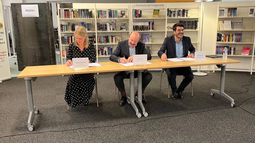 signature du Contrat Territoire Lecture (CTL) entre l'État représenté par Hilaire Multon, directeur régional des affaires culturelles des Hauts-de-France, le département de la Somme représenté par Margaux Delétré, vice-présidente, et Amiens Métropole représenté par Alain Gest, président