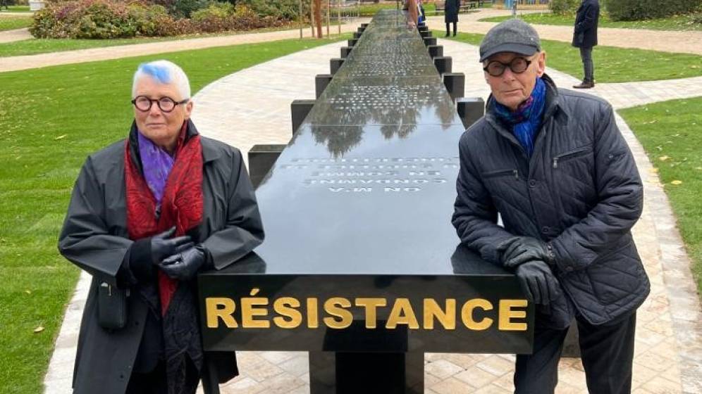 Les artistes Anne et Patrick Poirier devant la table de banquet réalisée en hommage à Jean Zay