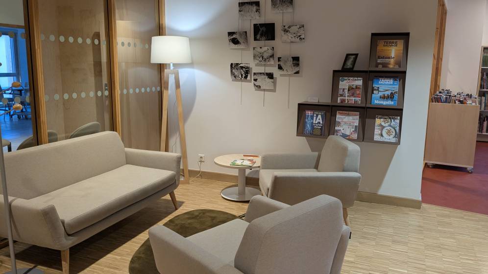 Nouvelle médiathèque Josette Pratte à Val Suran, coin lecture avec fauteuils et magazinet
