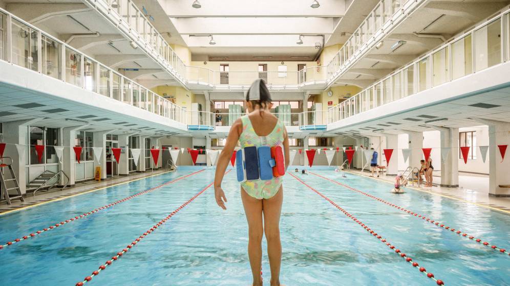 enfant de dos devant une piscine