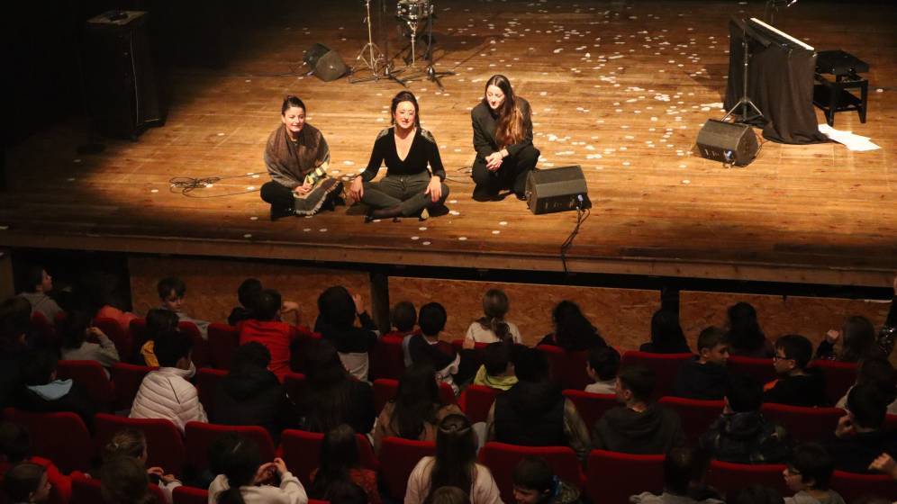 Rencontre artistes-scolaires après la représentation crédits Théâtre dans les Vignes.JPG