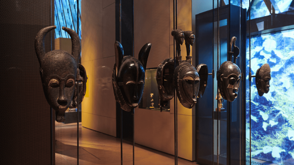 Le plateau des collections. Vitrine de la zone Afrique. Musée du quai Branly - Jacques Chirac, photo Léo Delafontaine