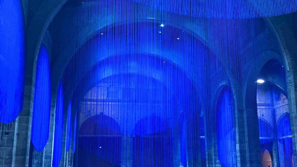 rideaux monochrome bleus installés par l'artiste Kapwani kiwanga au CAPC de Bordeaux
