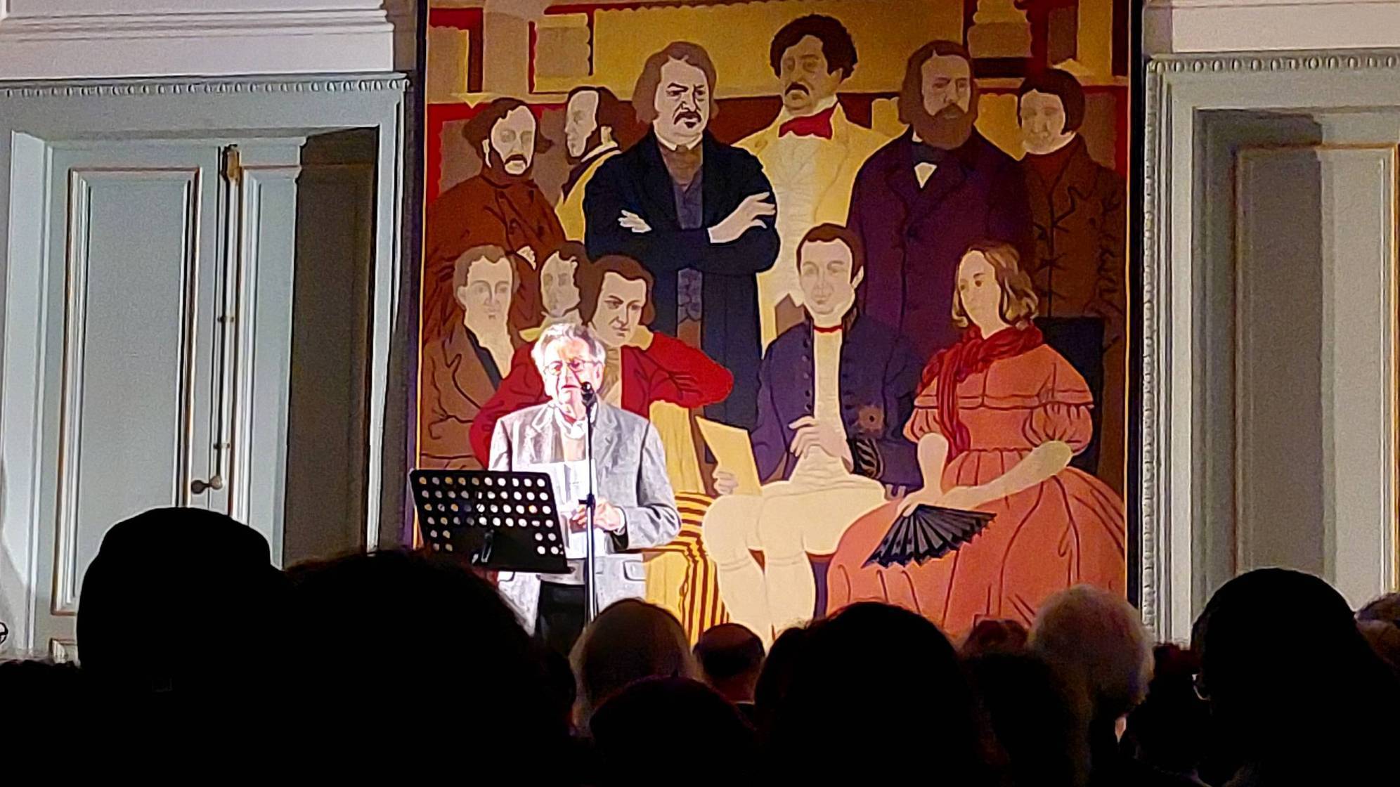 photo d'un homme debout sur une estrade en train de faire un discours devant une foule