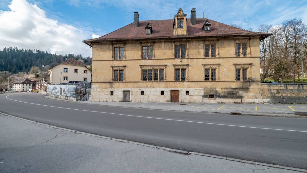 On voit le château Pertusier, il est situé au bord d'une route.