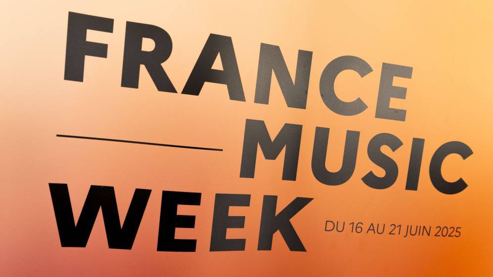 panneau avec inscription France music week, en noir sur fond orange