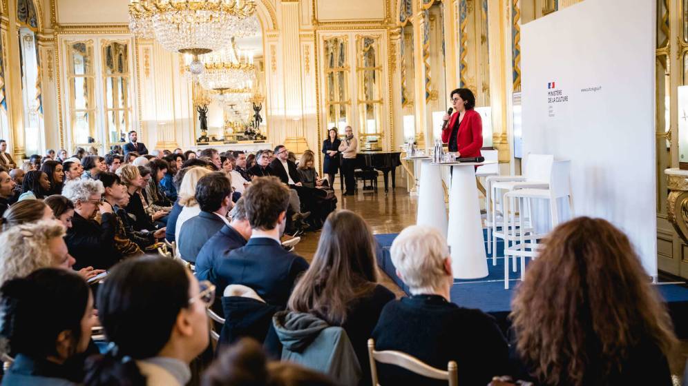 foule_dans_ministère_ministre_au_pupitre