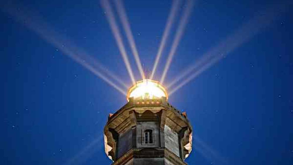 Photo du haut du phare avec la lumière allumée
