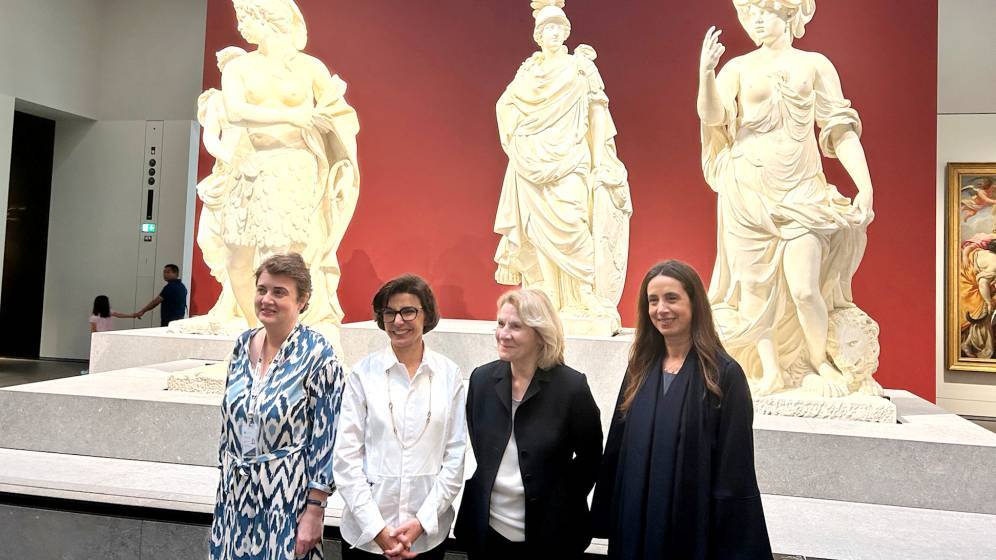 quatre_femmes_devant_statues_musée