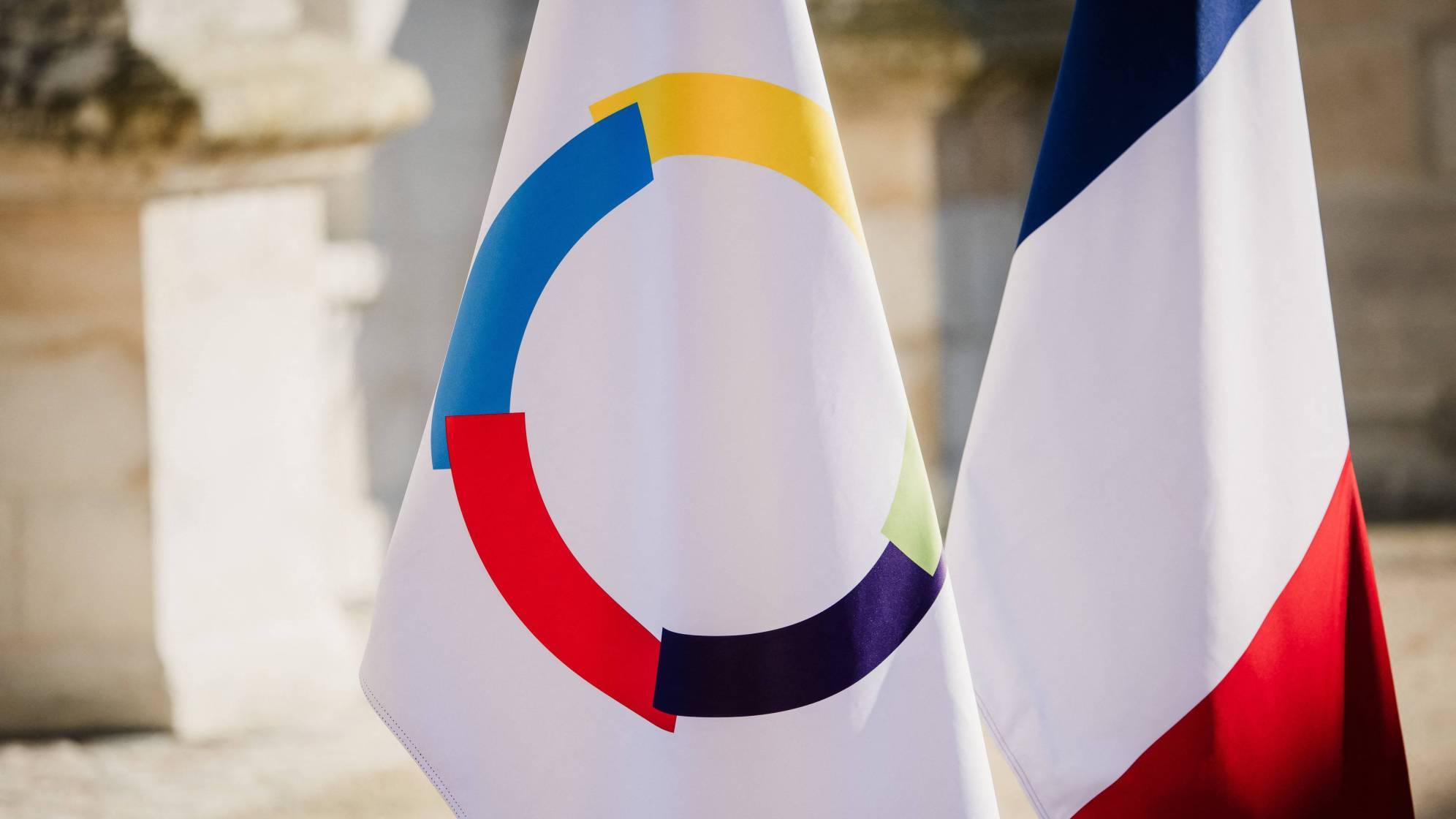 Drapeau Français et drapeau de la Francophonie mis côte à côte