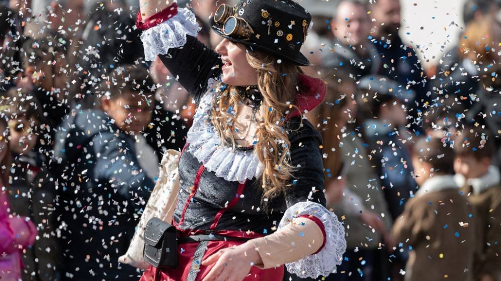 photo dune participante au carnaval de nantes, déguisée et sous les confettis