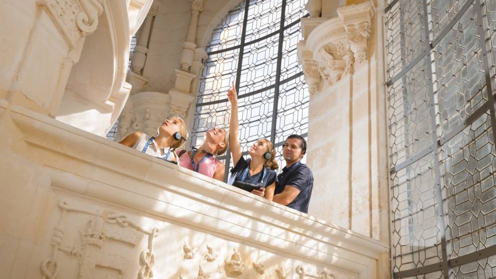 famille qui visite le Domaine national de Chambord avec audioguide