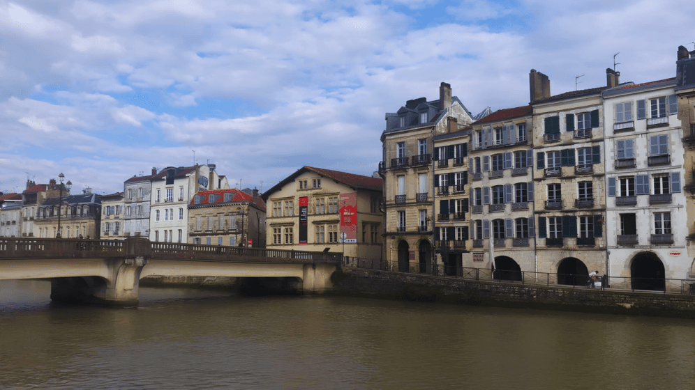 vue extérieure du musée basque et de l'histoire de Bayonne