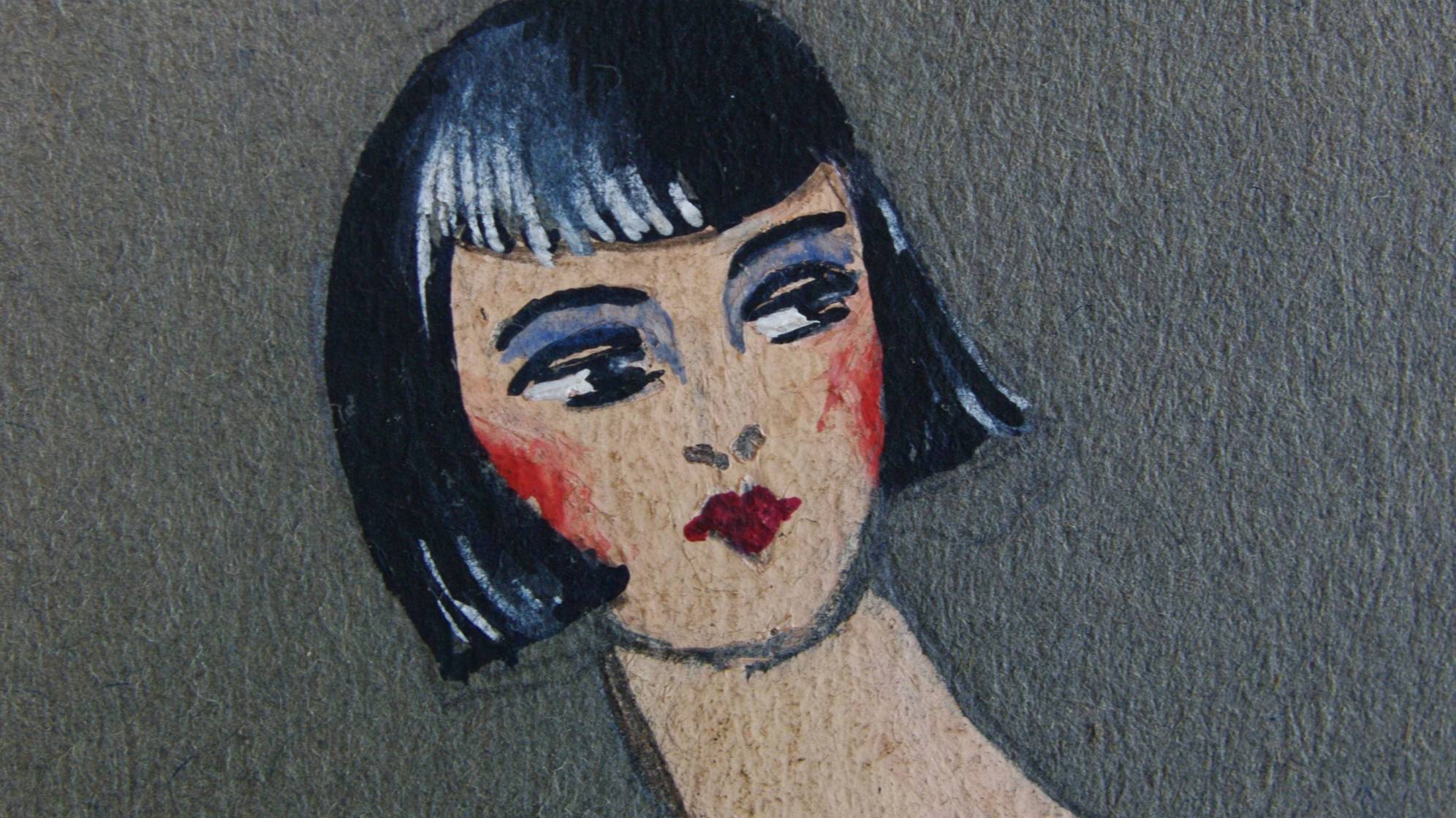 Détail d'un dessin de mode à la gouache montrant un buste de femme maquillée et coiffée à la mode des années 20, sur fond gris.
