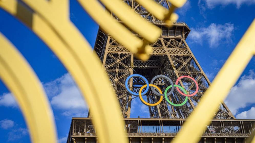 tour eiffel avec les anneaux olympiques dessus