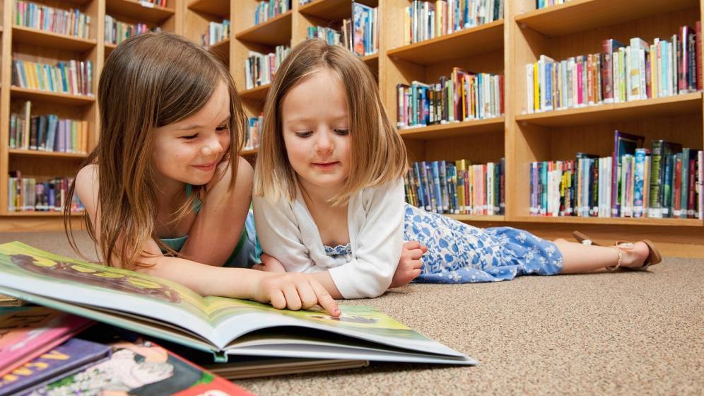 deux-filles-lisant-dans-bibliotheque.jpg