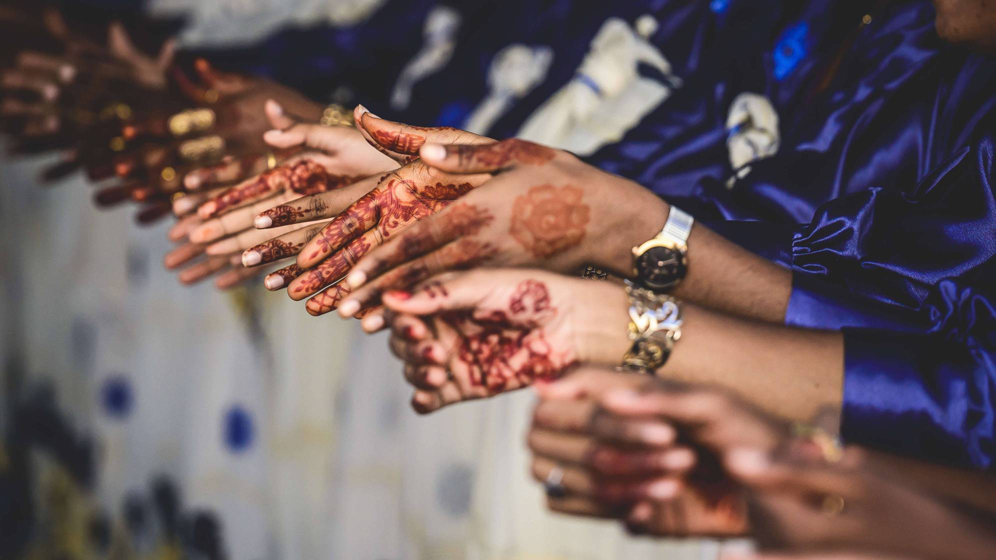 photo d'un Debaa avec des mains de femmes tatouées