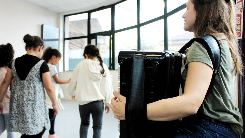 femme_joue_accordeon_devant_enfants