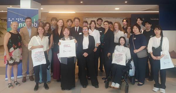 groupe hommes et femmes dans le cadre du programme Handesign avec un programme echange avec le Japon