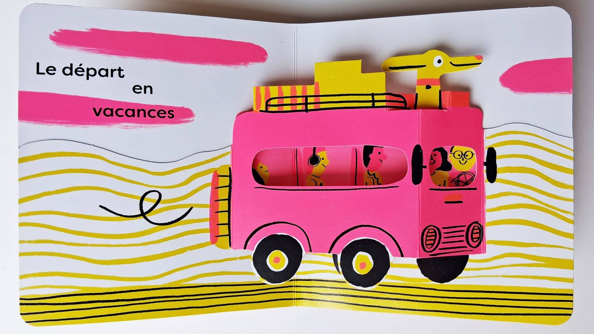 dessin du livre été pop d'aurore petit représentant un véhicule chargé de bagages qui roule avec un chien sur le toit. Les couleurs sont rose fluo et jaune