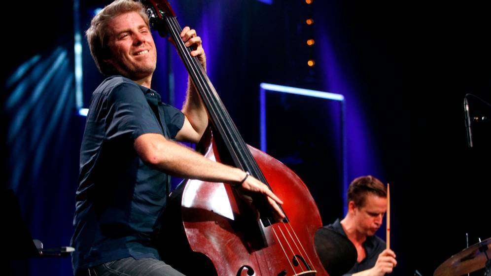 Le bassiste américain Kyle Eastwood se produit lors du Marciac Jazz Festival à Marciac le 5 août 2016
