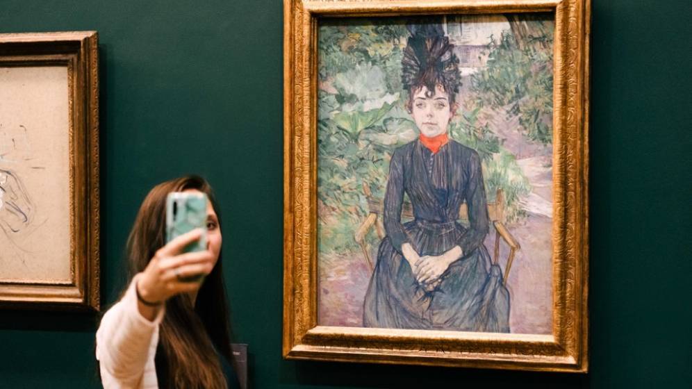 femme_selfie_devant_tableau_musee.jpg