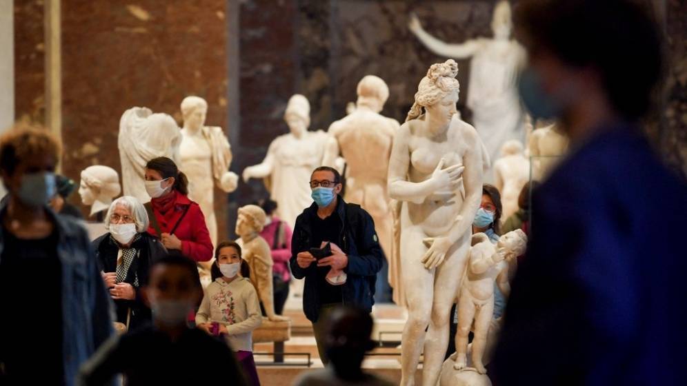 Louvre-visiteurs-masques-statue.jpg