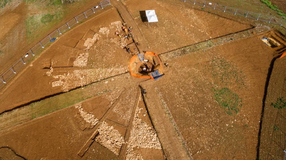 Vue générale du tumulus princier en cours de fouille à Vix © Denis Gliksman, Inrap