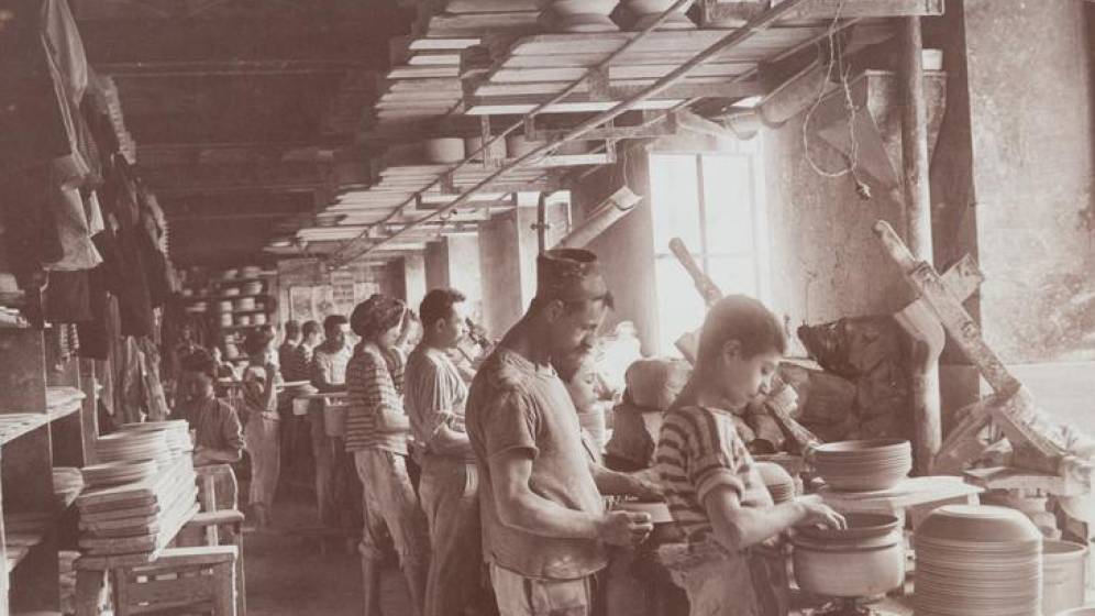 Lunéville, industrie de la faïence : l'atelier de mouleurs avec le façonnage des pièces en terre crue