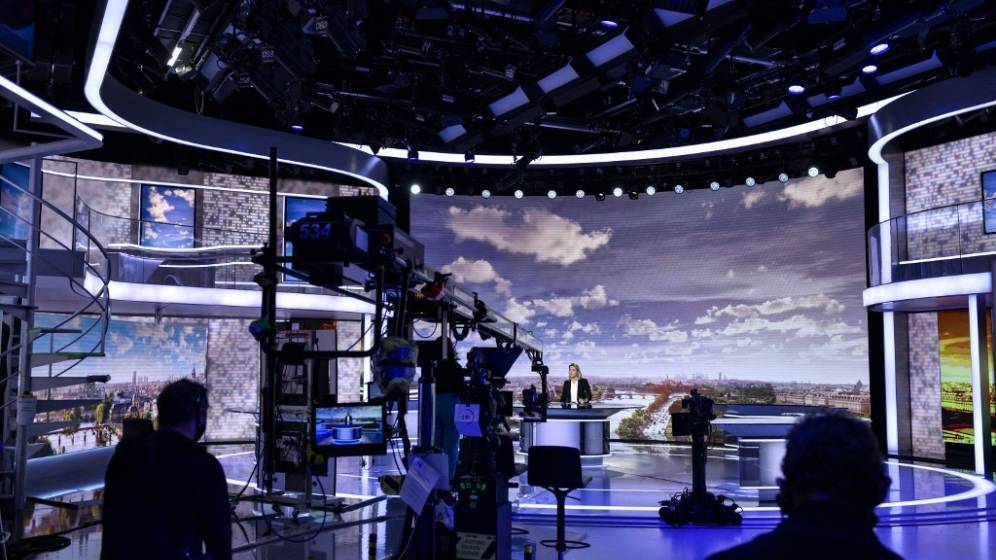 plateau_télé_caméra_et_présentatrice_lumière_bleue