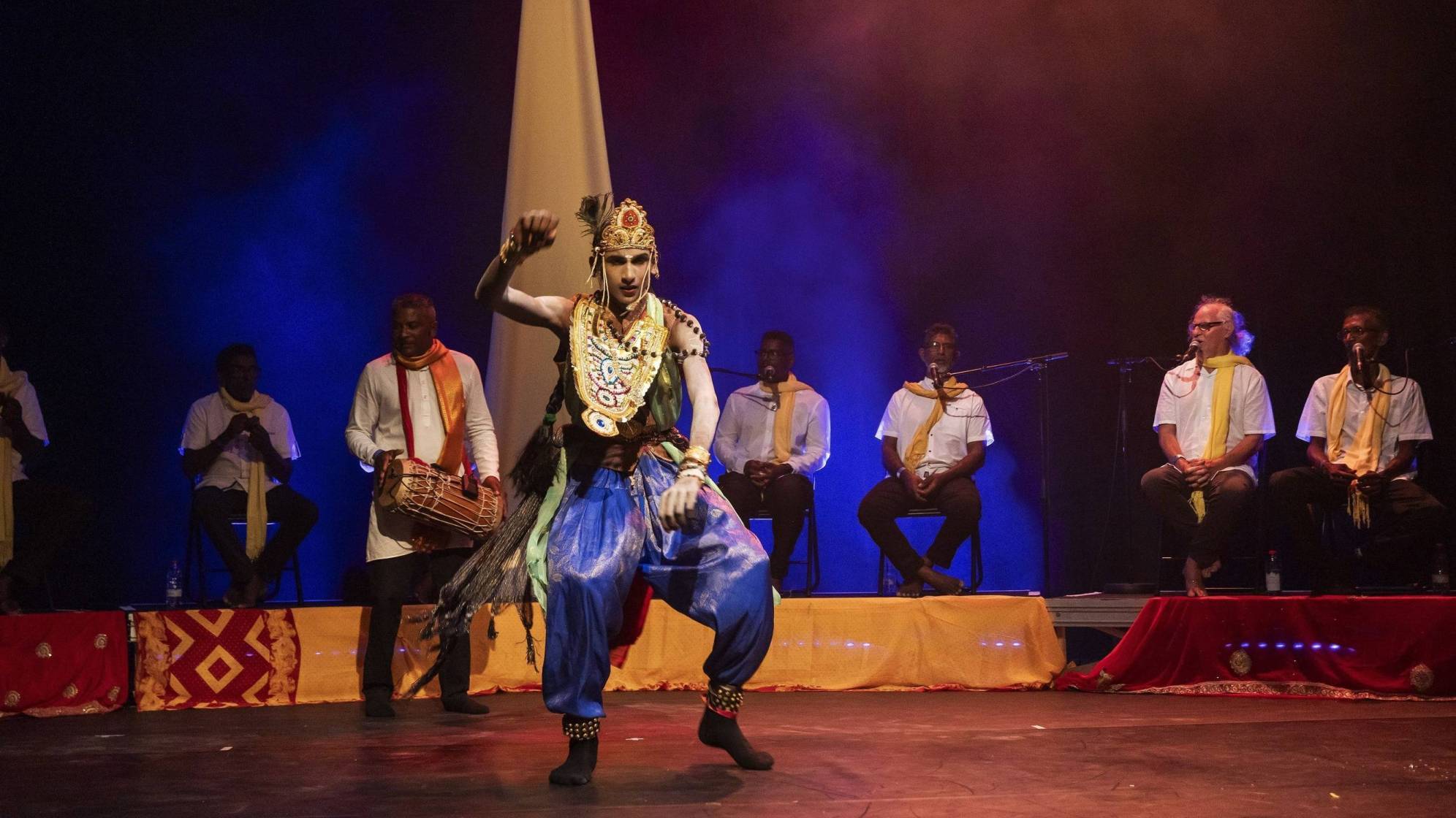 Danse du personnage du roi devant l'assemblée des musiciens.