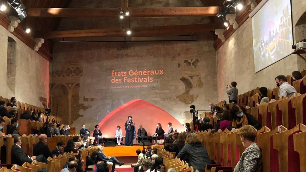 Roselyne Bachelot devant l'audience au Etats généraux des festivals d'Avignon