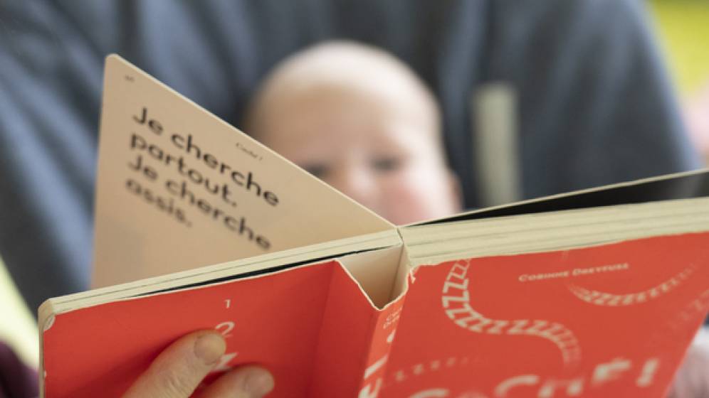 bebe-lit-un-livre-rouge.jpg