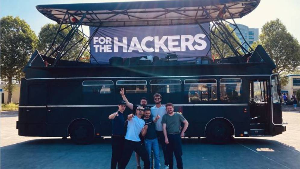 74d8e8337208-Bus_Carpanorama_for_the_hackers-AxelLegrout.JPG