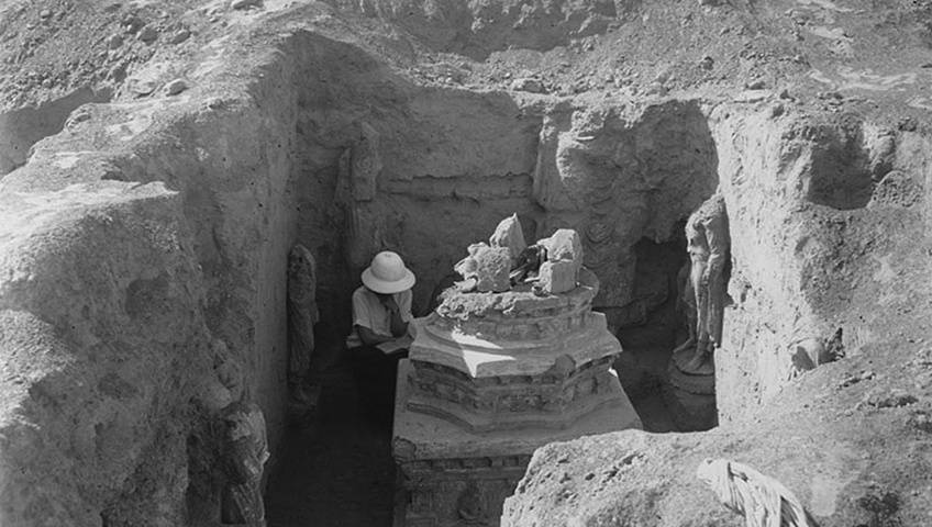 Photo des années trente montrant un archéologue sur un site de fouilles archéologiques en Afghanistan