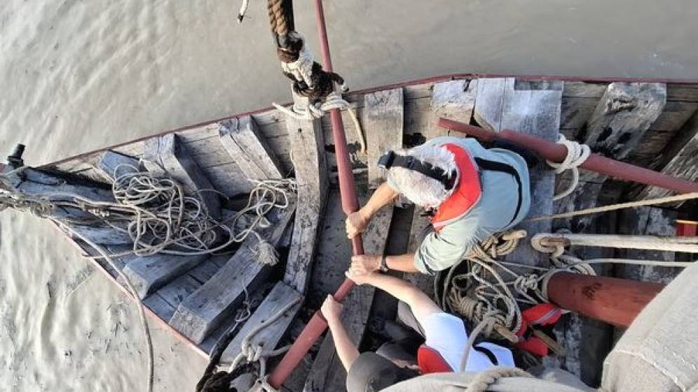 Barque mérovingienne lors de sa premère mise à l'eau @ AREPMAREF.jpg