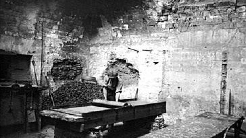 Atelier de confection des plaques de plomb du toit de la cathédrale Notre-Dame de Reims (Marne), 1968