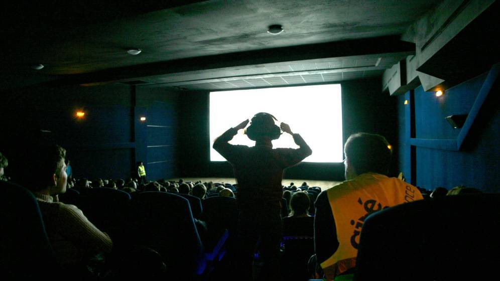 Spectateur_debout_salle_cinema.jpg