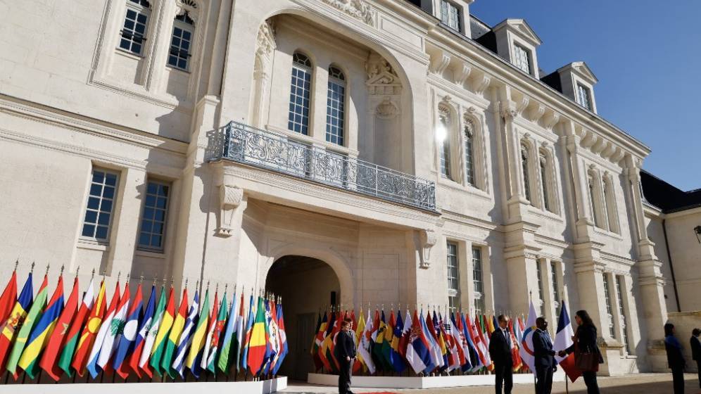 photo de la Cité internationale de la langue française à Villers-Cotterêts avec plein de drapeaux à l'entrée