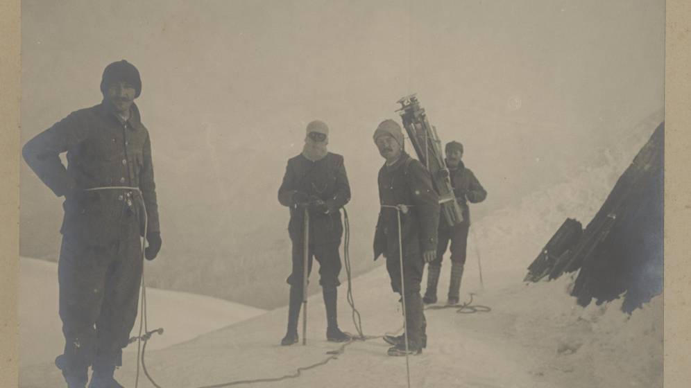 Photographie de quatre alpinistes
