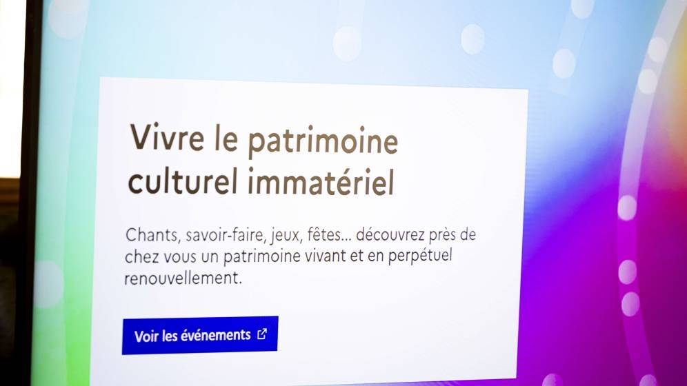 photo d'un écran d'ordinateur avec la page d'accueil du site sur le patrimoine culturel immatériel et le titre "vivre le patrimoine culturel immatériel"