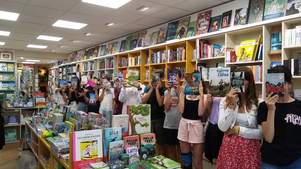 Les élèves du collège Champ-Lumière de Selongey dans une librairie