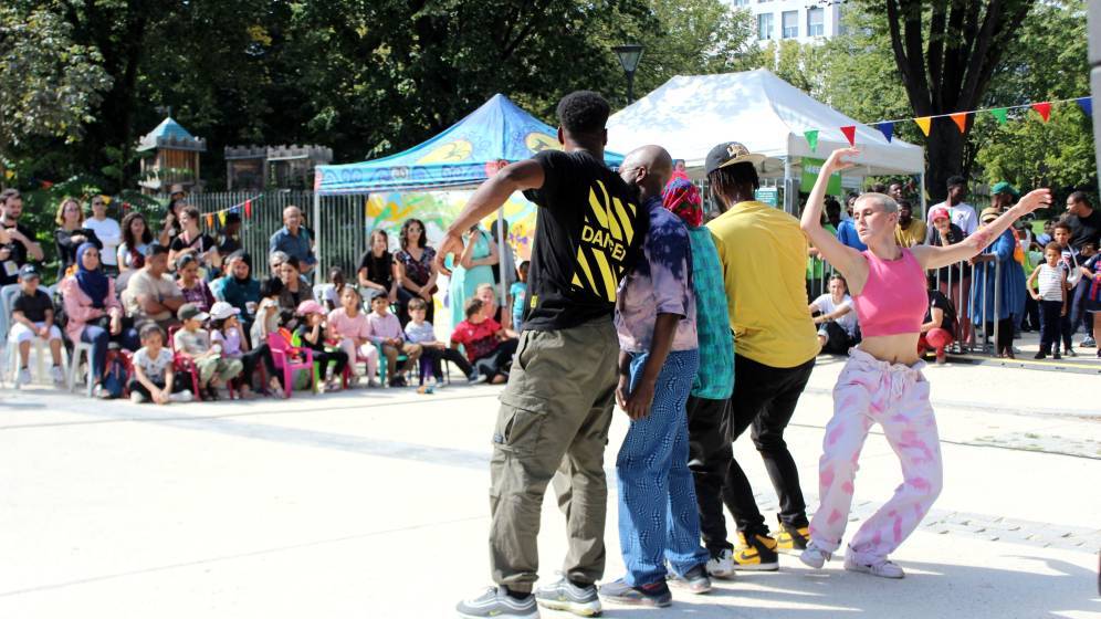 groupe_danse_devant_public